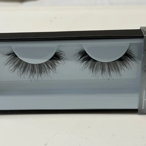 HUDA BEAUTY Dramatic Lash Set - Samantha #7 - Picture 2 of 4